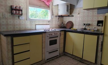 Venta casa 3 ambientes con patio y cochera Miramar