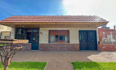 Casa en venta en Lanús Este 3 ambientes con patio