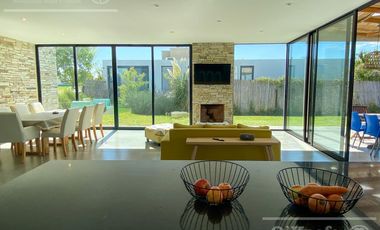 Casa en venta en Magallanes de 6 ambientes, Hudson, Berazategui