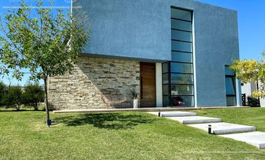 Casa en venta en Magallanes de 6 ambientes, Hudson, Berazategui