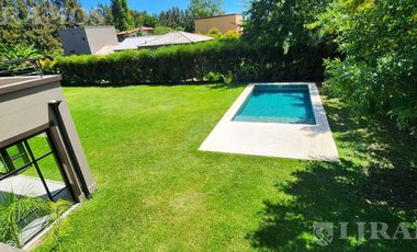 SIN MUEBLES. IMPECABLE. LOTE INTERNO.