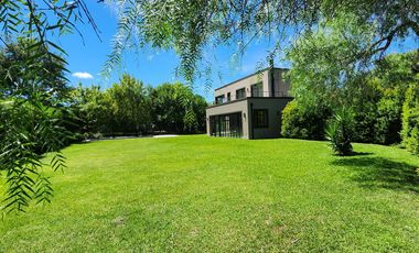SIN MUEBLES. IMPECABLE. LOTE INTERNO.