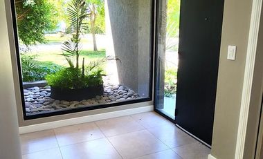 SIN MUEBLES. IMPECABLE. LOTE INTERNO.