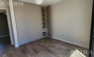 SIN MUEBLES. IMPECABLE. LOTE INTERNO.