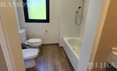 SIN MUEBLES. IMPECABLE. LOTE INTERNO.