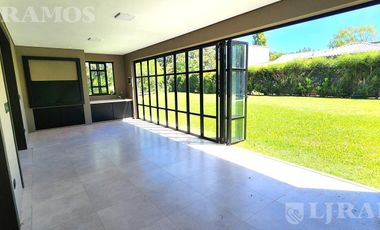 SIN MUEBLES. IMPECABLE. LOTE INTERNO.