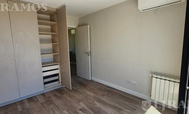 SIN MUEBLES. IMPECABLE. LOTE INTERNO.