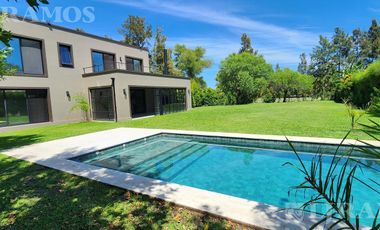 SIN MUEBLES. IMPECABLE. LOTE INTERNO.