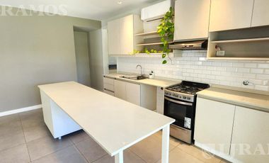 SIN MUEBLES. IMPECABLE. LOTE INTERNO.