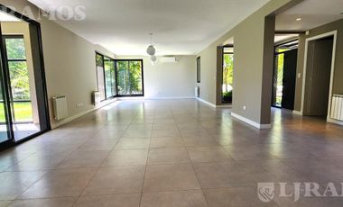SIN MUEBLES. IMPECABLE. LOTE INTERNO.