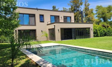 SIN MUEBLES. IMPECABLE. LOTE INTERNO.