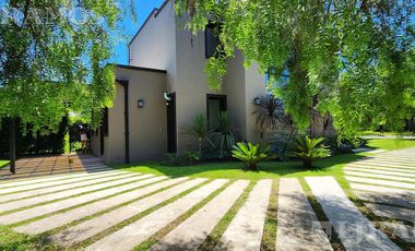 SIN MUEBLES. IMPECABLE. LOTE INTERNO.