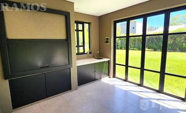 SIN MUEBLES. IMPECABLE. LOTE INTERNO.