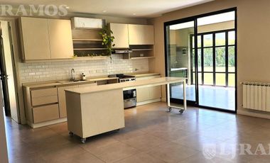 SIN MUEBLES. IMPECABLE. LOTE INTERNO.