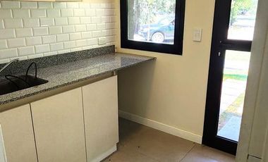 SIN MUEBLES. IMPECABLE. LOTE INTERNO.