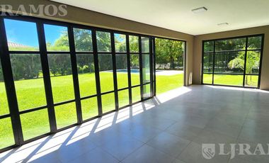 SIN MUEBLES. IMPECABLE. LOTE INTERNO.