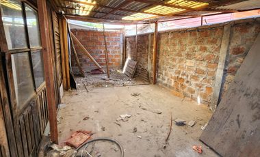VENDE CASA  ESQUINA  A 2 CUADRAS  DE  SANTA RAQUEL