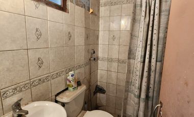VENDE CASA  ESQUINA  A 2 CUADRAS  DE  SANTA RAQUEL