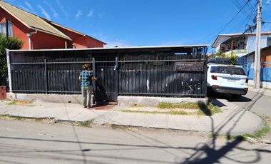 VENDE CASA  ESQUINA  A 2 CUADRAS  DE  SANTA RAQUEL
