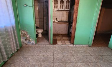VENDE CASA  ESQUINA  A 2 CUADRAS  DE  SANTA RAQUEL