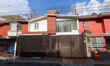 Extraordinaria casa en Venta, gran terreno - Paseos de Churubusco.