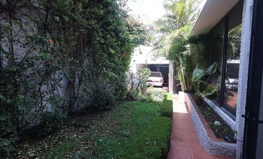 Extraordinaria casa en Venta, gran terreno - Paseos de Churubusco.