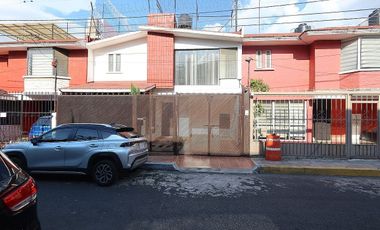 Extraordinaria casa en Venta, gran terreno - Paseos de Churubusco.