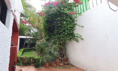 Extraordinaria casa en Venta, gran terreno - Paseos de Churubusco.