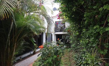 Extraordinaria casa en Venta, gran terreno - Paseos de Churubusco.