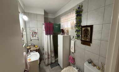 Departamento en venta con patio y lavadero en Sarandi
