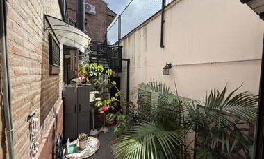 Departamento en venta con patio y lavadero en Sarandi