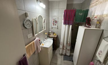 Departamento en venta con patio y lavadero en Sarandi
