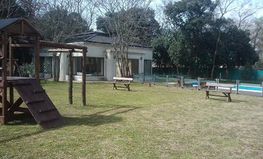 Casa en venta en barrio Las Acacias, Hudson. Con escritura. Apta crédito!