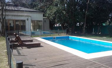 Casa en venta en barrio Las Acacias, Hudson. Con escritura. Apta crédito!