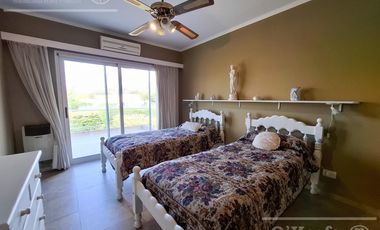 Casa en venta en barrio Las Acacias, Hudson. Con escritura. Apta crédito!