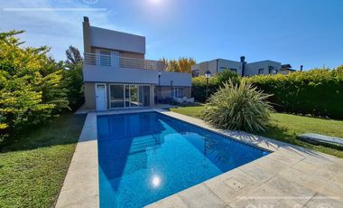 Casa en venta en barrio Las Acacias, Hudson. Con escritura. Apta crédito!