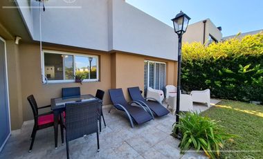 Casa en venta en barrio Las Acacias, Hudson. Con escritura. Apta crédito!