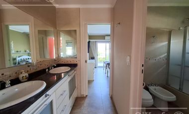 Casa en venta en barrio Las Acacias, Hudson. Con escritura. Apta crédito!