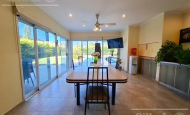 Casa en venta en barrio Las Acacias, Hudson. Con escritura. Apta crédito!