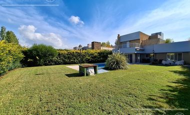 Casa en venta en barrio Las Acacias, Hudson. Con escritura. Apta crédito!