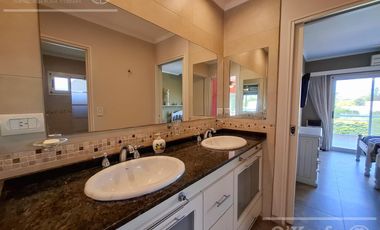 Casa en venta en barrio Las Acacias, Hudson. Con escritura. Apta crédito!