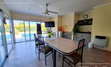 Casa en venta en barrio Las Acacias, Hudson. Con escritura. Apta crédito!