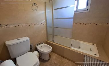 Casa en venta en barrio Las Acacias, Hudson. Con escritura. Apta crédito!