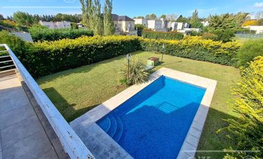 Casa en venta en barrio Las Acacias, Hudson. Con escritura. Apta crédito!