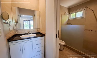 Casa en venta en barrio Las Acacias, Hudson. Con escritura. Apta crédito!