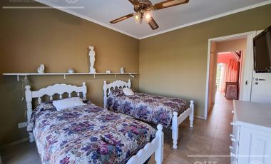 Casa en venta en barrio Las Acacias, Hudson. Con escritura. Apta crédito!