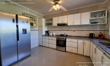 Casa en venta en barrio Las Acacias, Hudson. Con escritura. Apta crédito!