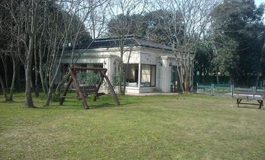 Casa en venta en barrio Las Acacias, Hudson. Con escritura. Apta crédito!