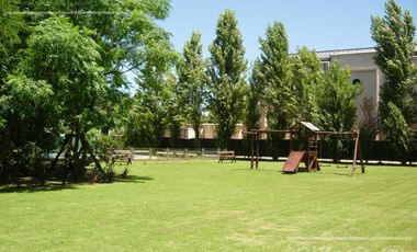 Casa en venta en barrio Las Acacias, Hudson. Con escritura. Apta crédito!