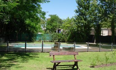 Casa en venta en barrio Las Acacias, Hudson. Con escritura. Apta crédito!